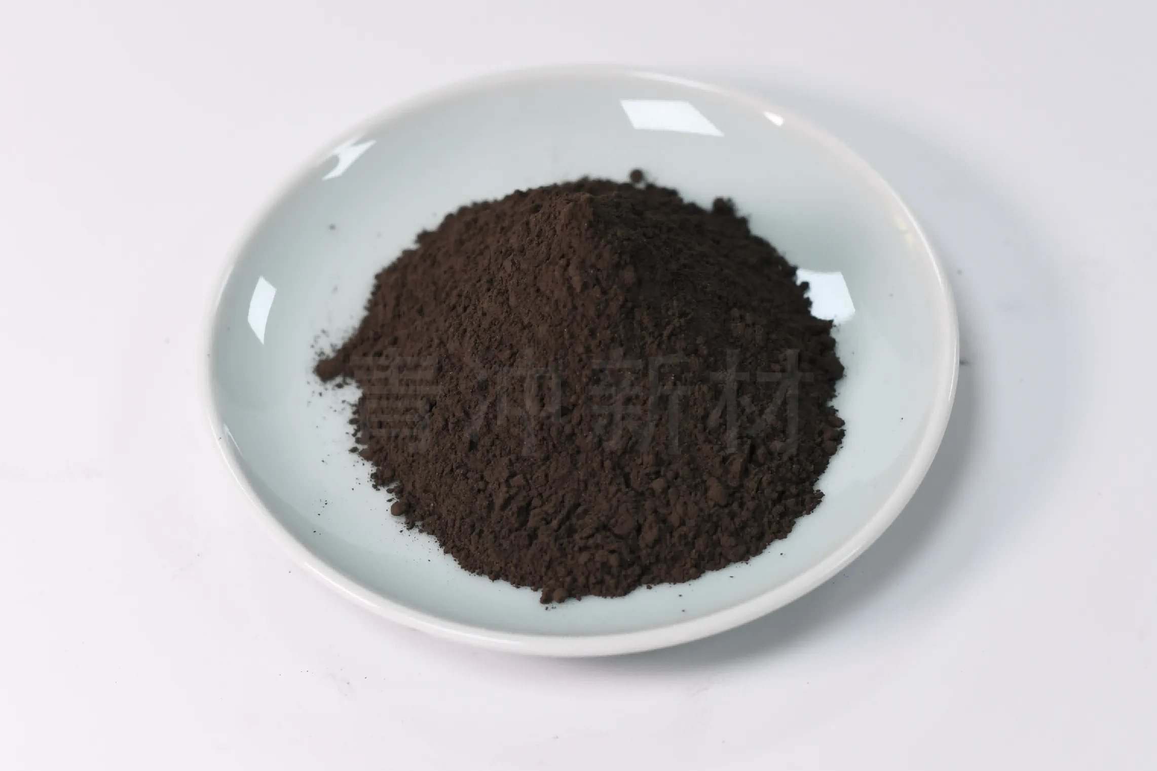 MnO comme colorant céramique : comment obtenir des glaçages bruns et ambrés cohérents avec de la poudre d'oxyde de manganèse